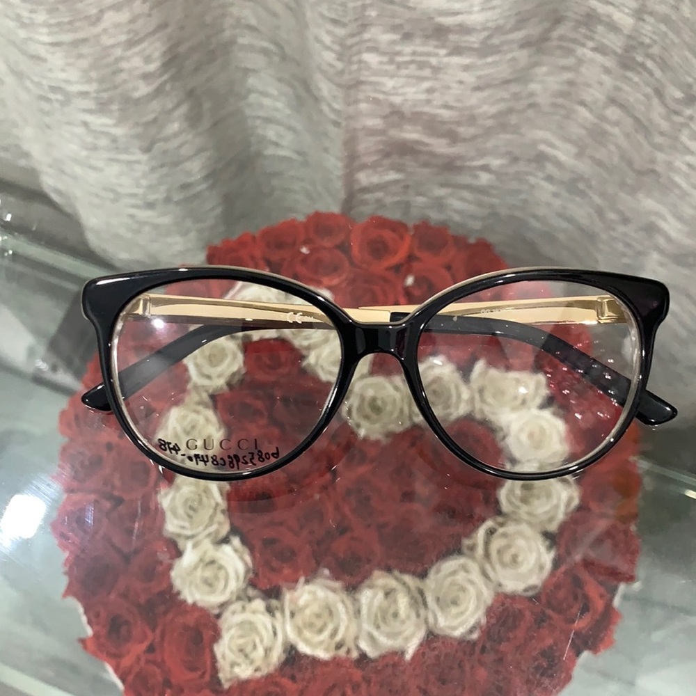Gucci glasses. Get 10% off